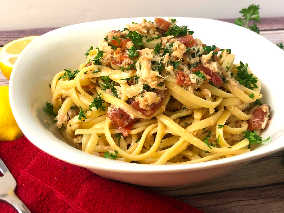 Crab Pasta With Tomatoes and Garlic